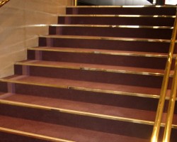Hoteltreppe mit Teppich und Schienen